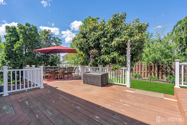 deck featuring outdoor dining space