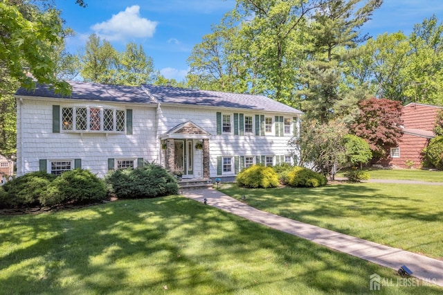 bi-level home featuring a front yard