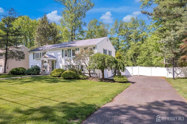view of front of property featuring a gate