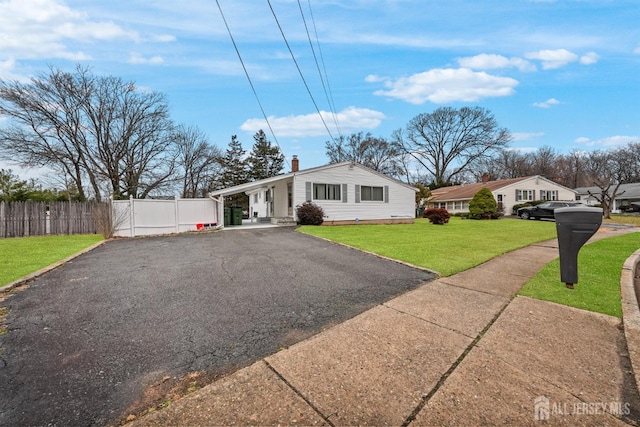 ranch-style house featuring a front yard