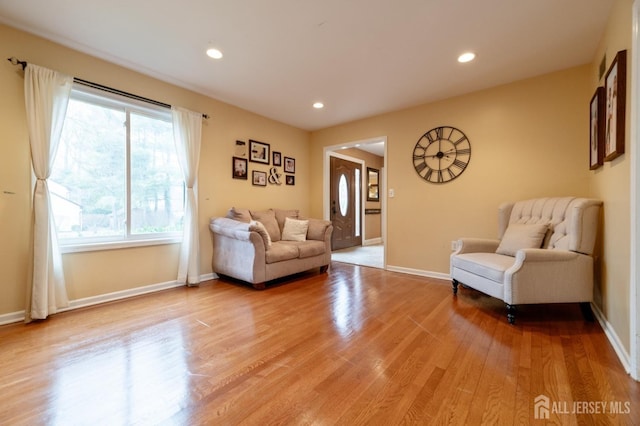 sitting room featuring recessed lighting, light wood-style flooring, and baseboards