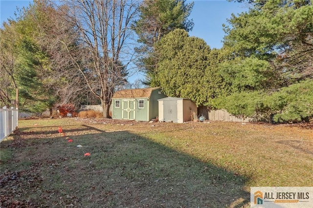 view of yard featuring a storage shed