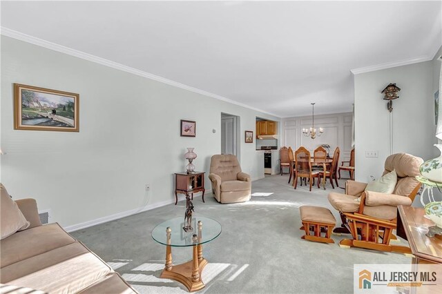 living room featuring crown molding, carpet floors, baseboards, and an inviting chandelier