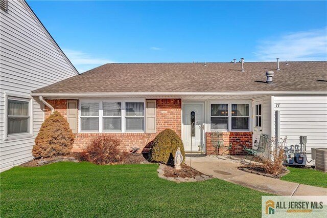 view of front of house with a front yard