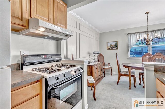 kitchen featuring under cabinet range hood, crown molding, white gas range oven, dark countertops, and pendant lighting