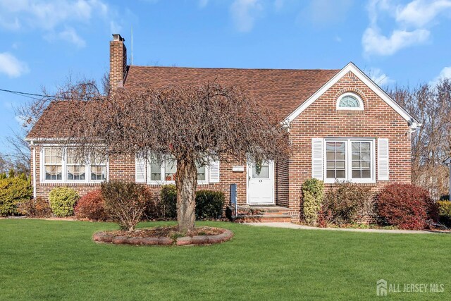 view of front of property featuring a front lawn