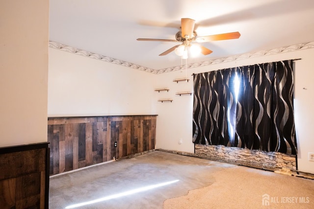 carpeted empty room featuring a ceiling fan