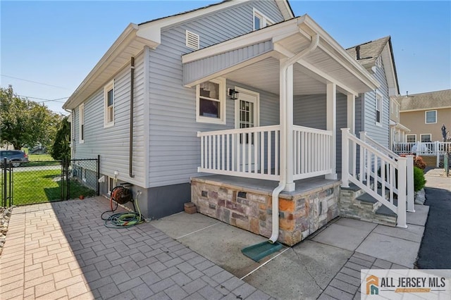 view of front of property with covered porch and fence