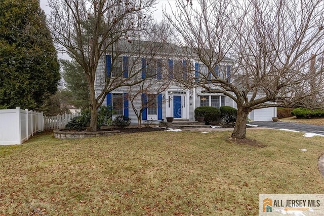 colonial inspired home featuring a front lawn