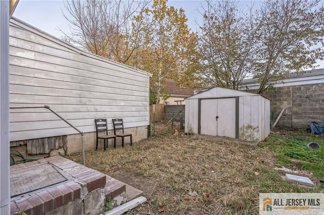 view of yard with a storage shed