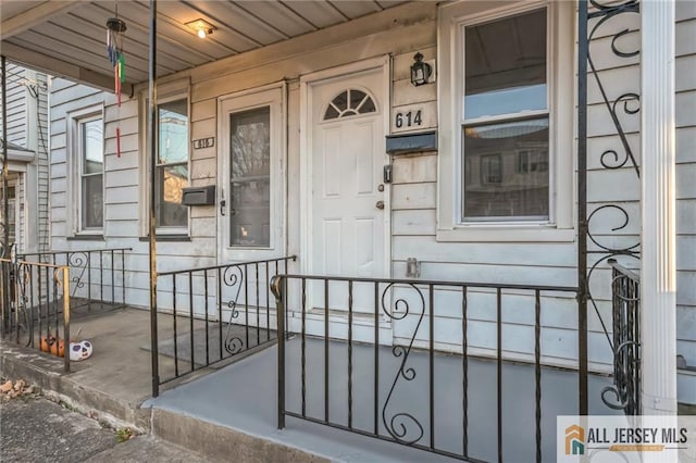 entrance to property featuring covered porch