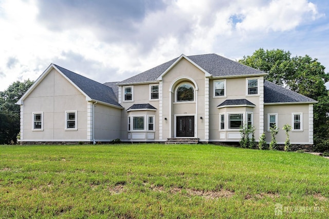 view of front of property featuring a front lawn