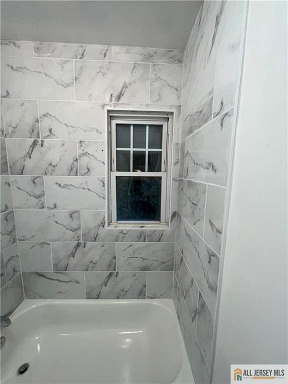 427 John St, Plainfield, NJ 07060 - full bath featuring shower / bath combination