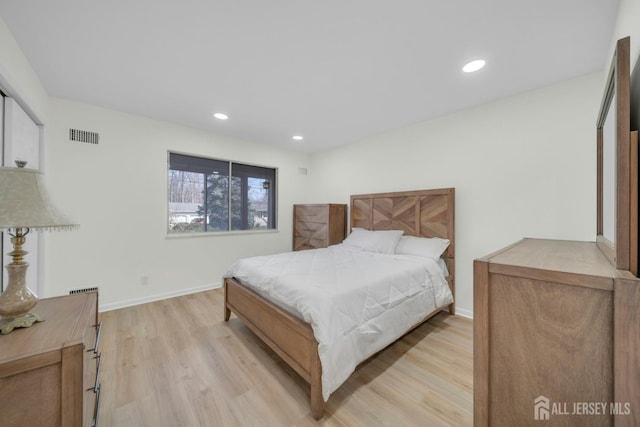 bedroom featuring recessed lighting, visible vents, light wood-type flooring, and baseboards