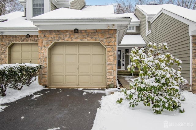 view of front of property featuring a garage and driveway