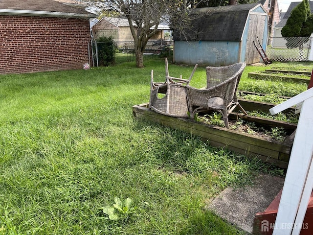 view of yard with a storage shed