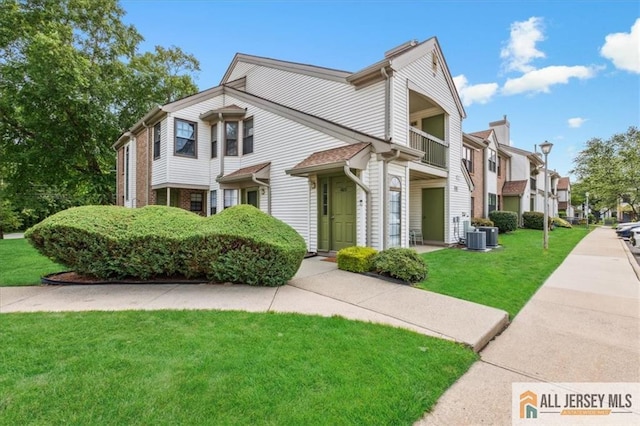 view of front of home featuring brick siding and a front yard