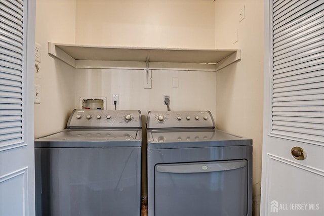 laundry area with laundry area and washing machine and clothes dryer