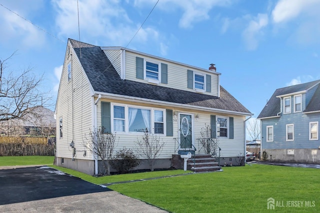 view of front of property featuring a shingled roof, a front yard, and fence