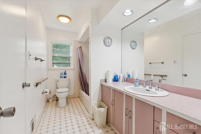 796 Curie Rd, North Brunswick, NJ 08902 - full bath featuring vanity, shower / bath combo with shower curtain, and recessed lighting