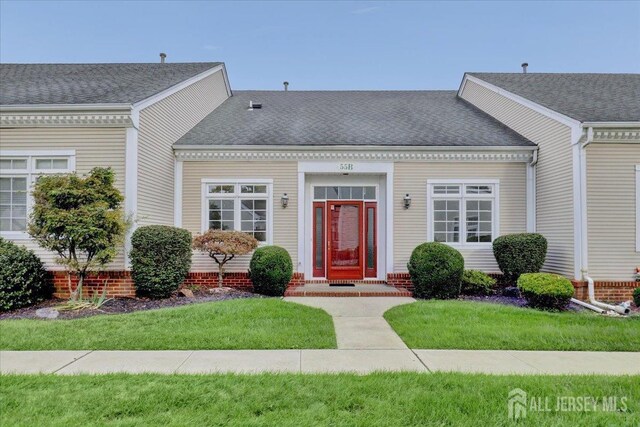 view of front of property with a front lawn