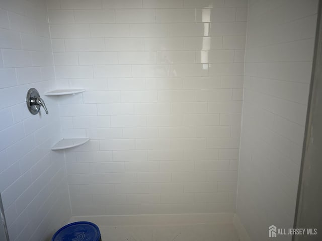 bathroom featuring a tile shower