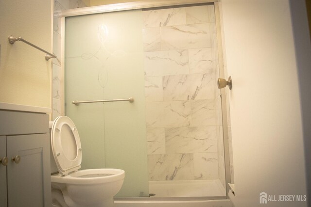 bathroom with toilet and tiled shower