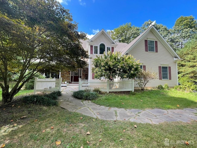 view of front facade with a front lawn