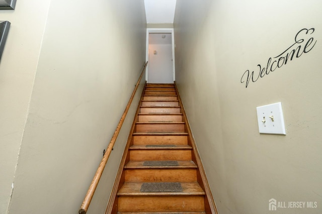 4 Ashwood Pl, North Brunswick, NJ 08902 - view of staircase