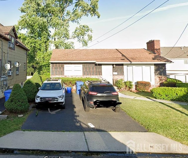 view of front of home featuring a front yard