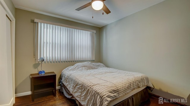 bedroom with ceiling fan, a closet, baseboards, and dark wood-style floors