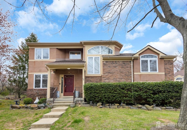 view of front of property featuring stucco siding and a front lawn