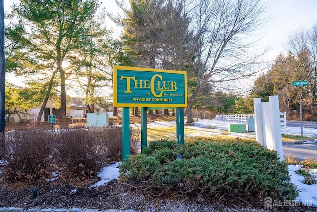 view of community / neighborhood sign