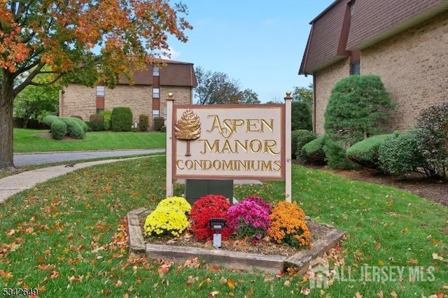 community sign with a lawn