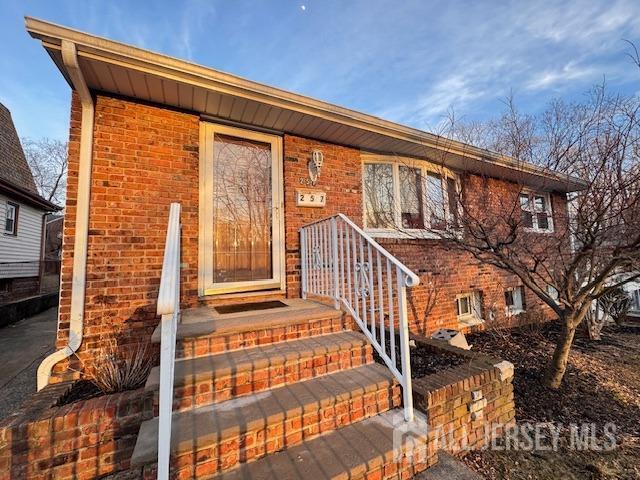 view of front facade featuring brick siding