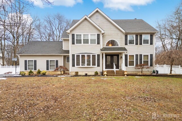 view of front of property featuring a front lawn