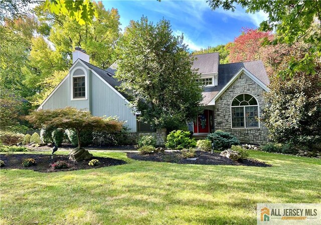 view of front of home with a front lawn