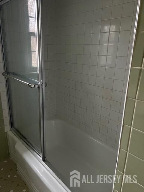 79 Davidson Mill Rd, South Brunswick, NJ 08902 - bathroom featuring enclosed tub / shower combo
