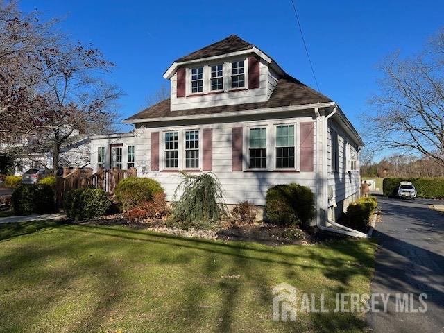 view of front of property with a front yard
