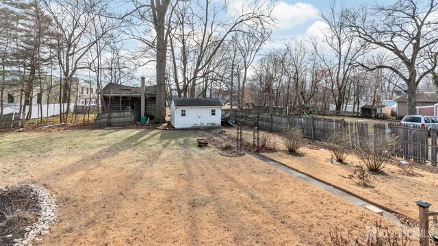 view of yard with a storage unit