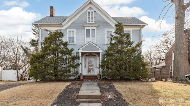 view of front facade with a front yard