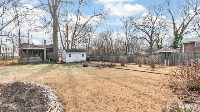 view of yard with a storage unit