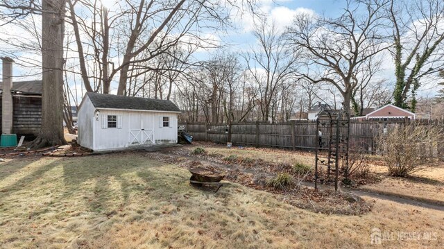 view of yard with a storage unit