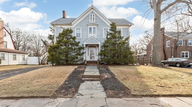 view of front facade with a front yard