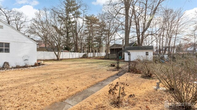 view of yard featuring a shed