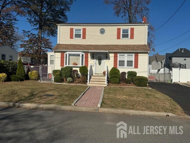 view of front of property featuring a front lawn