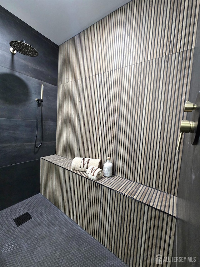 full bathroom featuring a tile shower