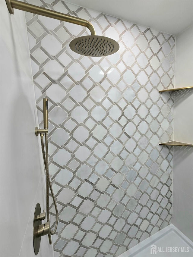 room details featuring tiled shower