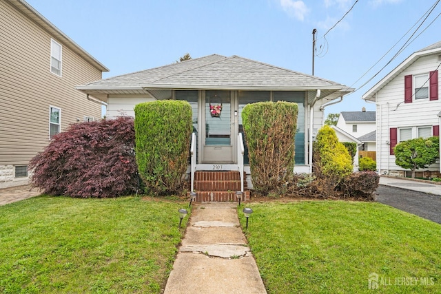 2903 Grasselli Ave, Linden, NJ 07036 - bungalow-style home with a shingled roof and a front lawn