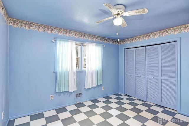 unfurnished bedroom featuring ceiling fan and a closet